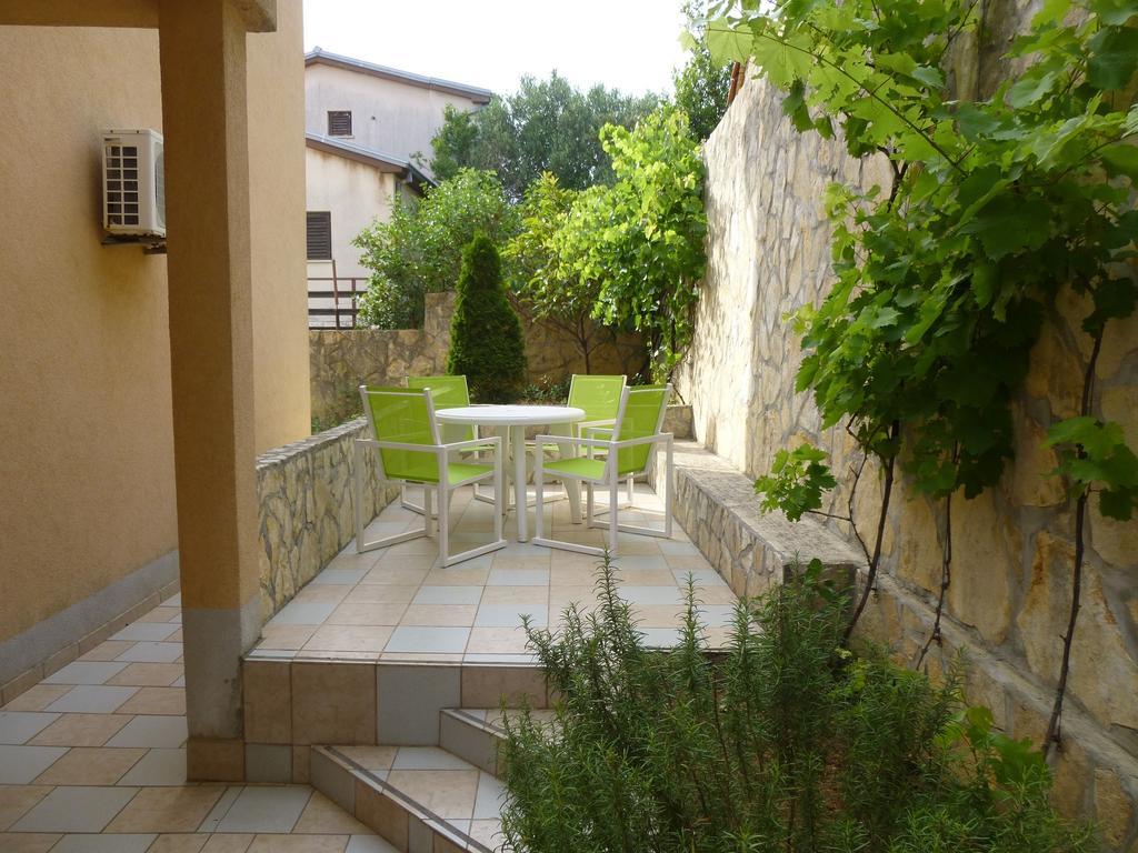 Apartments Villa Rosmarin Omišalj Oda fotoğraf